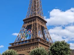 Les anneaux olympiques de la tour Eiffel resteront-ils après les Jeux ?