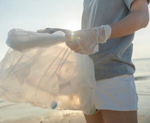 Sur la façade atlantique, les petites fourmis du surcyclage du plastique voudraient sauver l'océan