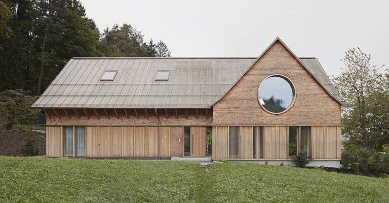Cette maison autrichienne aux 3 yeux privilégie le bois comme solution constructive
